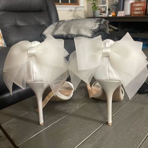 Amazing bow heels! White, great for wedding or bridal shower/ parties